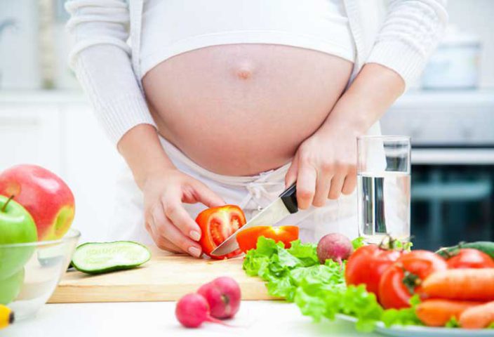 Thay đổi chế độ ăn uống thể giúp giảm bớt khó chịu nếu bị đau dạ dày khi mang thai