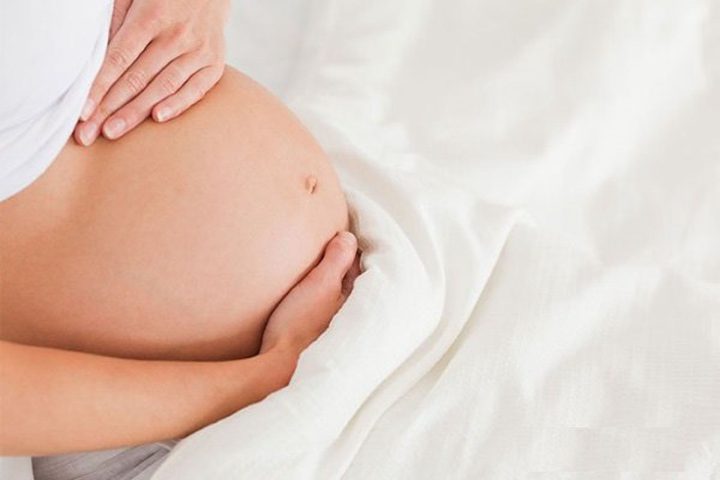 Mẹ mang đa thai là một trong những yếu tố làm tăng nguy cơ thai nhi có dây rốn một động mạch