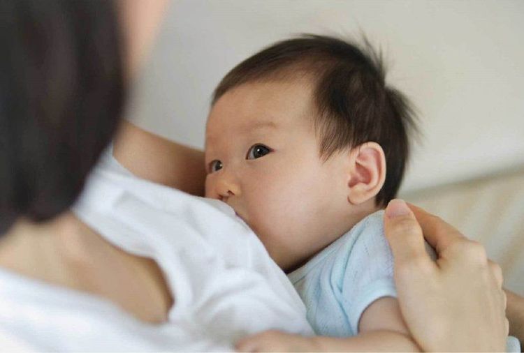 Phụ nữ sau sinh mất ngủ có thể do thức đêm để cho con bú
