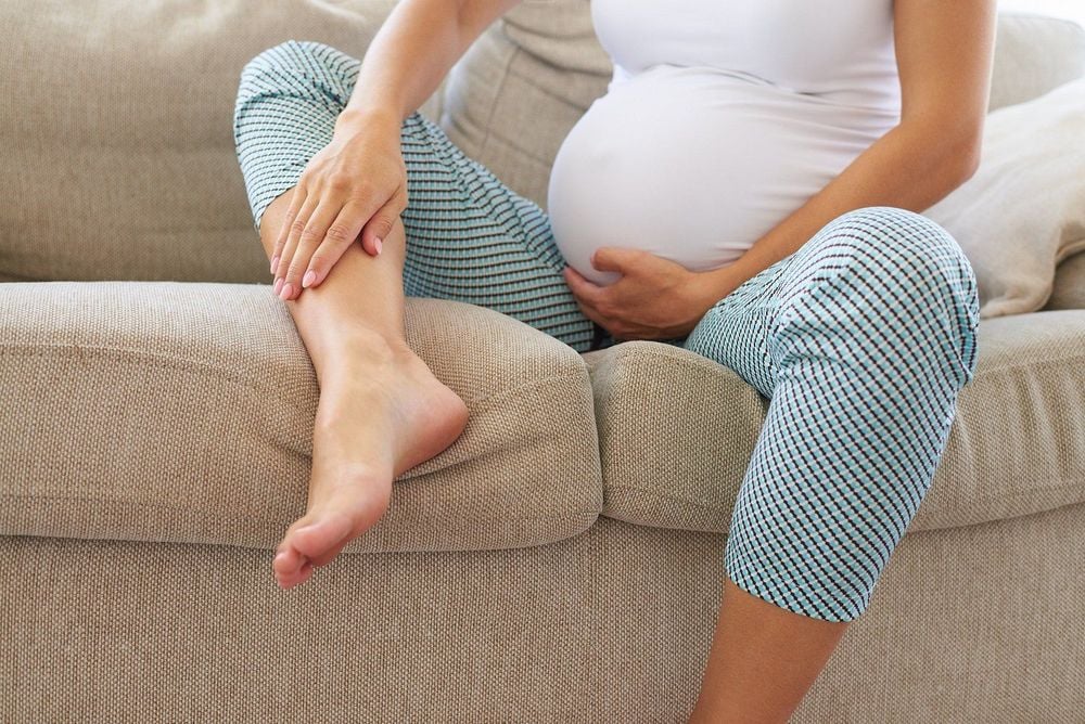 Phù chân tay khi mang thai tháng cuối phổ biến hơn so với những các tháng trước
