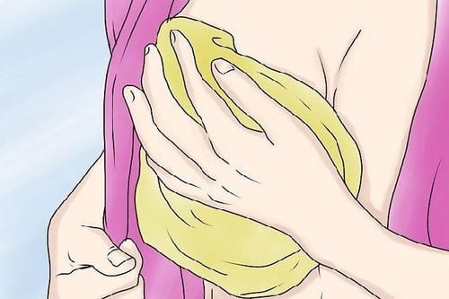 Vệ sinh bầu ngực bằng nước sạch