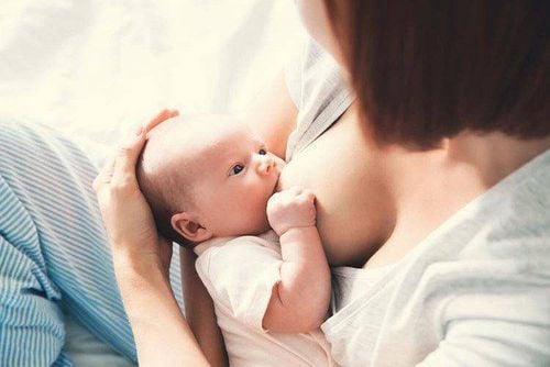 Rỉ sữa là hiện tượng hoàn toàn bình thường có thể sử dụng các dụng cụ hỗ trợ