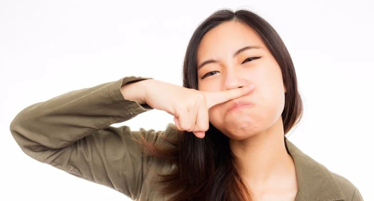 Vệ sinh vùng kín không đúng cách là nguyên nhân khiến vùng kín có mùi hôi sau khi quan hệ
