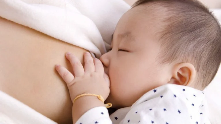 "Cho con bú có uống được thuốc nội tiết hay không?" là thắc mắc của nhiều bà mẹ
