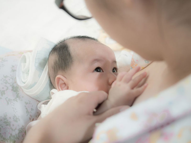 Cho con bú giúp mẹ nhanh chóng giảm cân