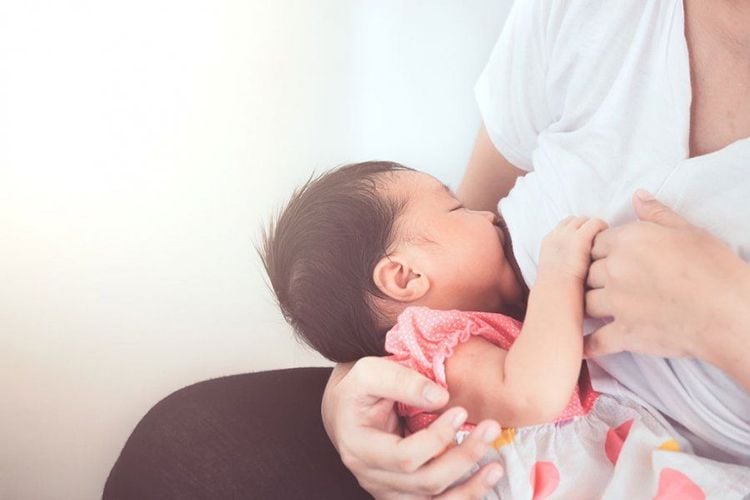 Cho con bú làm giảm nguy cơ hội chứng đột tử ở trẻ sơ sinh (SIDS)