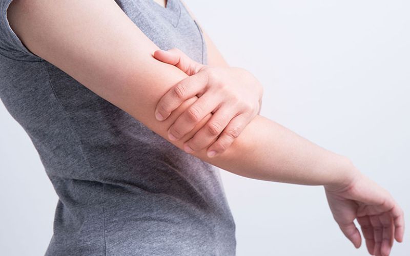 Cánh tay của người tiêm có thể bị đau nhức hoặc xuất hiện cảm giác bồn chồn, khó chịu sau tiêm vắc-xin cúm
