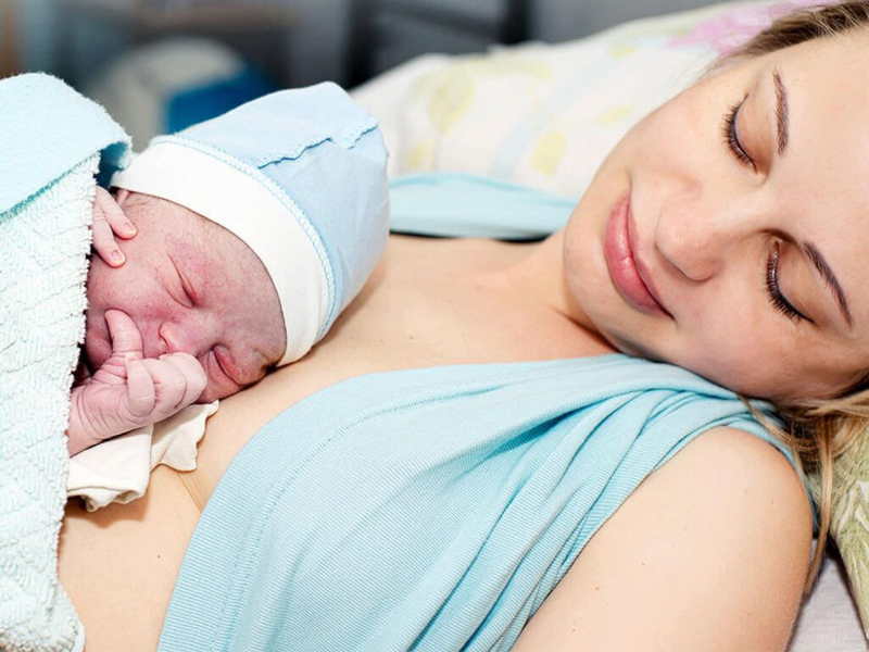 Chăm sóc sau sinh là rất quan trọng nhằm đảm bảo sức khỏe cho mẹ và bé