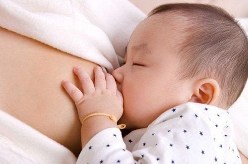 Cho con bú sai cách cũng là nguyên nhân đau lưng sau sinh mổ