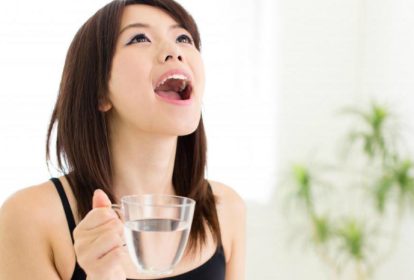 Súc miệng bằng nước muối sinh lý