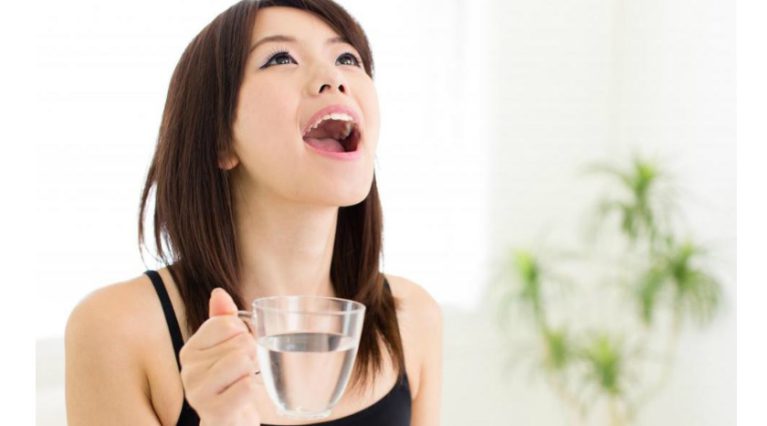 Súc miệng bằng nước muối sinh lý