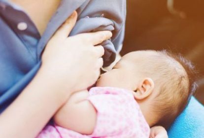Nên cho con bú cả 2 bên để chống nhiễm trùng vú
