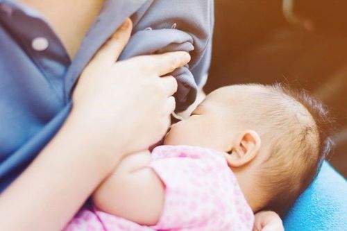 Nên cho con bú cả 2 bên để chống nhiễm trùng vú