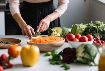 Ngoài đau lưng dưới, thai phụ cũng có thể gặp một số triệu chứng khác như mệt mỏi, buồn nôn, thay đổi thói quen ăn uống.