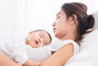 Thay đổi giờ giấc, thói quen sinh hoạt là một trong những nguyên ngây gây táo bón sau sinh