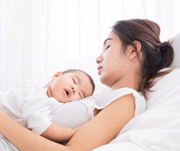 Thay đổi giờ giấc, thói quen sinh hoạt là một trong những nguyên ngây gây táo bón sau sinh