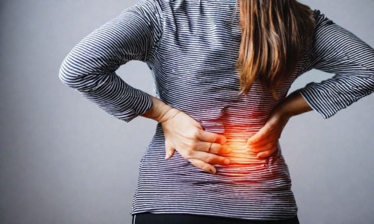 Đau lưng do u xơ tử cung tùy vào vị trí có thể đi kèm nhiều triệu chứng khác nhau.