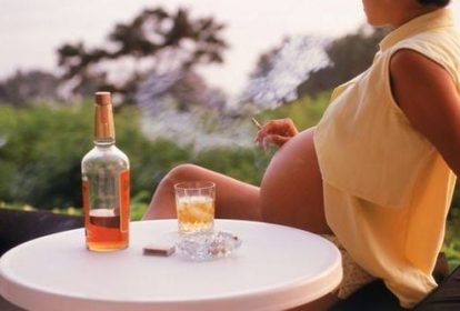 Dùng rượu bia, hút thuốc lá là nguyên nhân dẫn đến sinh non