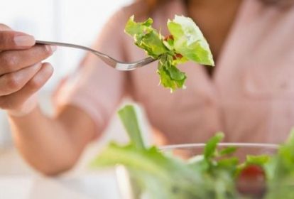 Chế độ ăn tăng rau xanh trong bữa ăn hằng ngày giúp lượng chất xơ được cung cấp đầy đủ