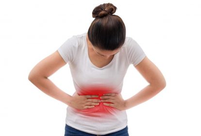 Ngoài vấn đề u xơ tử cung có mang thai được không thì bệnh còn gây ra biến chứng nguy hiểm như đau bụng.