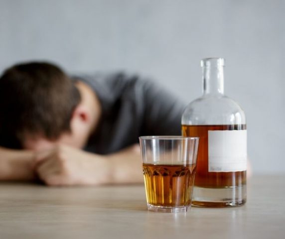 Uống quá nhiều rượu bia có thể làm suy giảm khả năng sinh sản nam giới