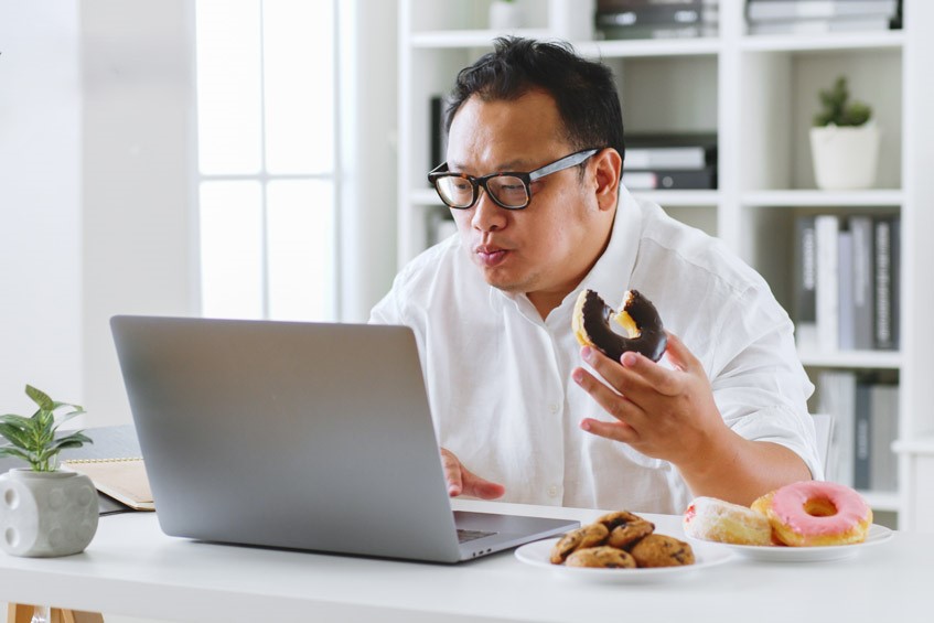 Lối sống hạn chế vận động, ăn nhiều thức ăn nhanh làm tăng nguy cơ mắc vấn đề sức khỏe sinh sản