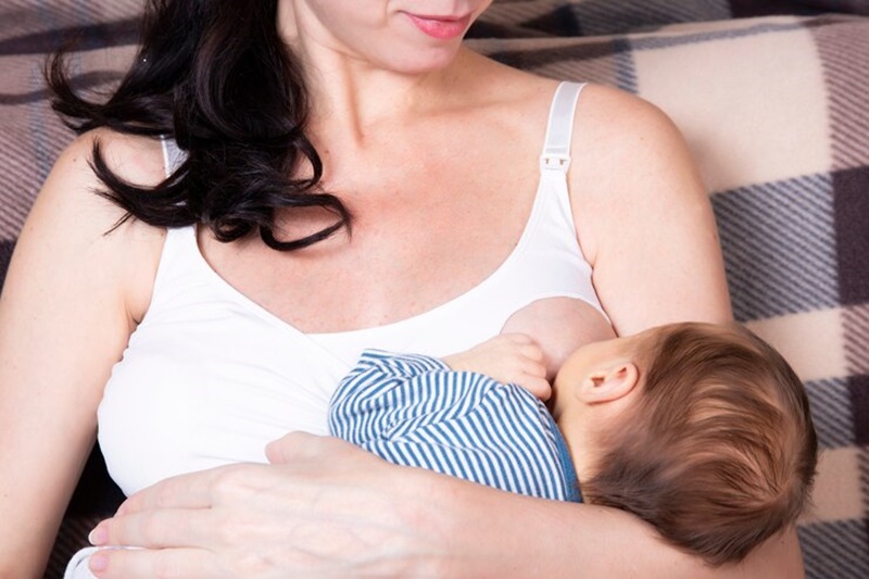 Mẹ bị cảm cúm vẫn có thể cho con bú miễn tuân thủ các biện pháp bảo vệ để hạn chế tối đa nguy cơ lây nhiễm bệnh cho bé