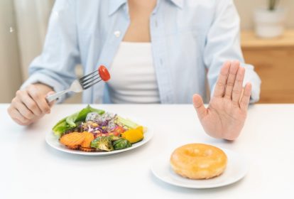 Phụ nữ bị hội chứng đa nang buồng trứng nên tăng cường ăn nhiều thực phẩm chứa chất xơ, vitamin và khoáng chất, ít chất béo