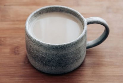 Uống một cốc sữa ấm có thể giúp mẹ bầu thư giãn, ngủ ngon hơn