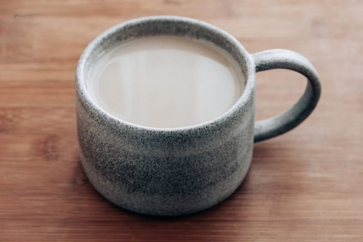 Uống một cốc sữa ấm có thể giúp mẹ bầu thư giãn, ngủ ngon hơn