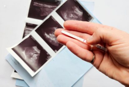 Chị em cần thăm khám ngay nếu bà bầu bị đau bụng dưới dữ dội kèm dấu hiệu bất thường khác