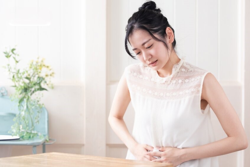 Đau bụng dưới khi mang thai tháng thứ 4 là dấu hiệu thường gặp, mẹ bầu cần hiểu rõ nguyên nhân để yên tâm chăm sóc sức khỏe thai kỳ.