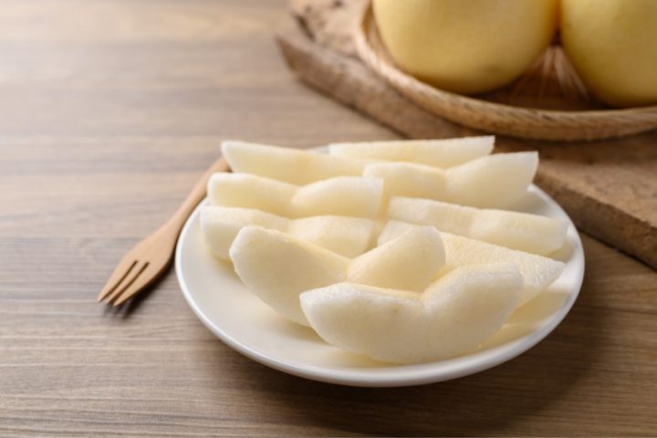 Mẹ bầu nên ưu tiên ăn quả lê tươi thay vì ép nước để hấp thụ tối đa chất xơ có trong loại quả này