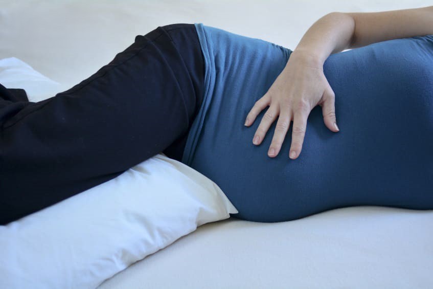 Nằm nghiêng bên trái là tư thế ngủ cho bà bầu tốt, thường được khuyến nghị