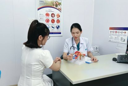 Bác sĩ Sản Phụ Khoa Vũ Thùy Linh đang tư vấn các bệnh lý tiềm ẩn khi khách hàng khám sức khỏe tiền hôn nhân